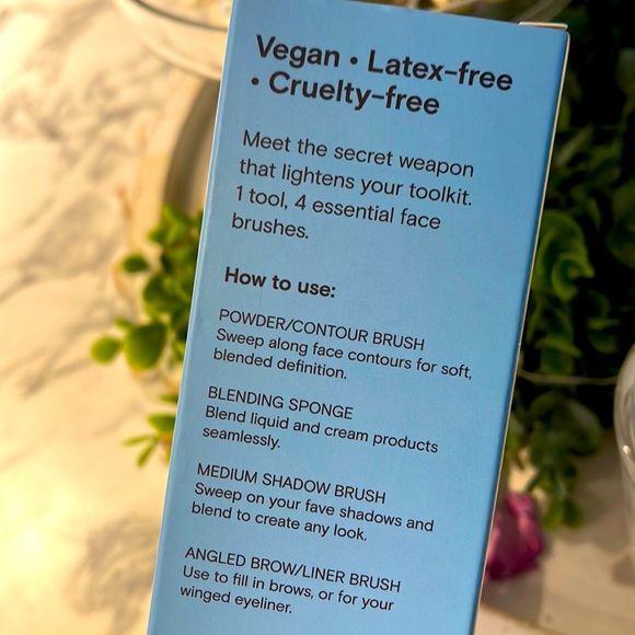 NIB/ALLEYOOP multi tasked 4 in 1 makeup brush. Perfect for travel! - Picture 5 of 7